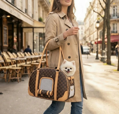 Breathable pet carrier, suitable for cats and dogs, comfortable, portable, crush-resistant, and foldable.